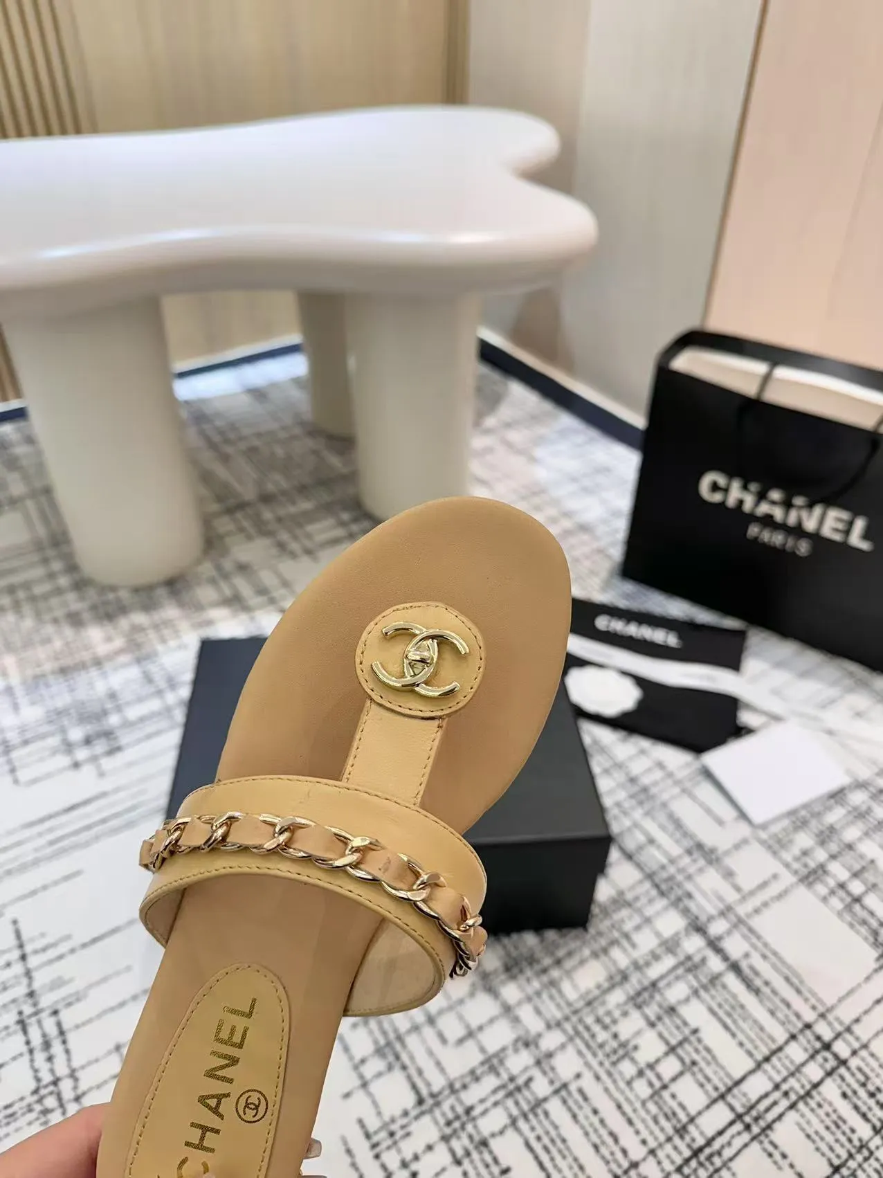 👟👟Ex-factory price 480👟👟 Top version Chanel Chanel - 2025 spring model, counter top double C sandals, this classic design; the extraordinary double C incorporates a variety of color elements... The diversified mix and match is very beautiful and versatile, very light on the foot, comfortable, super delicate and elegant, and can be used outdoors... ꫛꫀꪝ Go➫ Material: ❶Upper made of: Original imported sheepskin ❷Inner lining: Original sheepskin lining ❸Outsole based on: Original Italian genuine leather outsole Counter boutique packaging complete set for women 35–40 (customized for 41) 3 colors available (black, white, apricot)